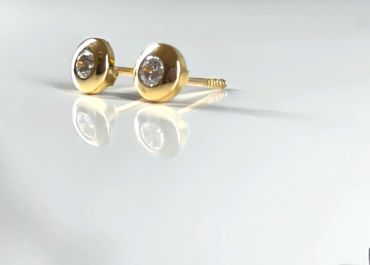 Round stud earrings