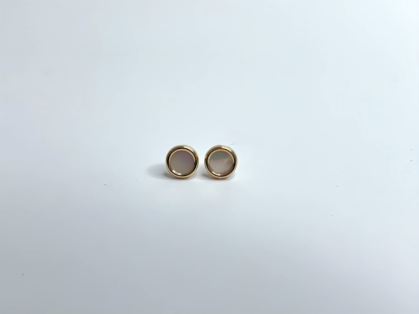 Round stud earrings