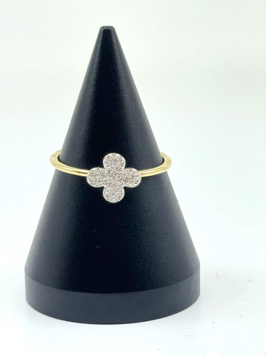 Diamond clover ring